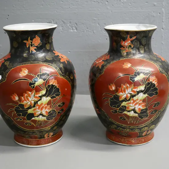 pair of heavily decorated Chinese vases, with maker's marks - H-310 Diameter 210