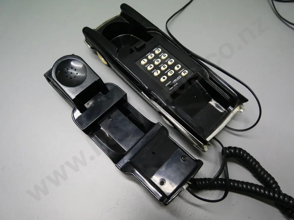 retro car-shaped '57 Chevy telephone Image 1++