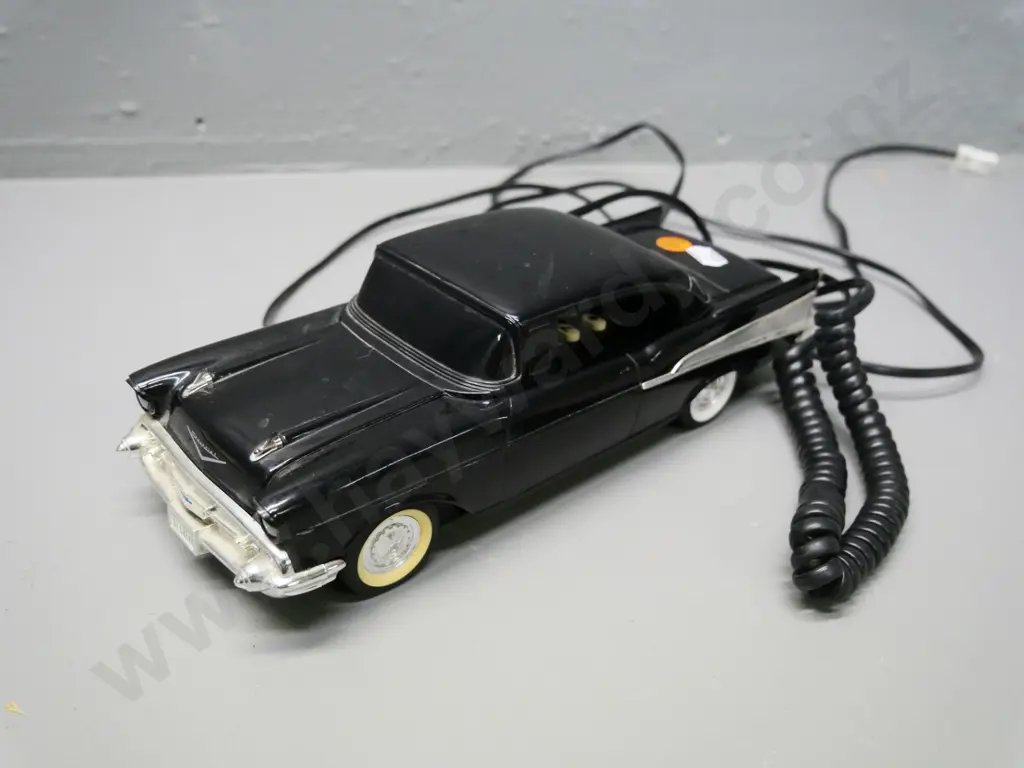 retro car-shaped '57 Chevy telephone Image 1++