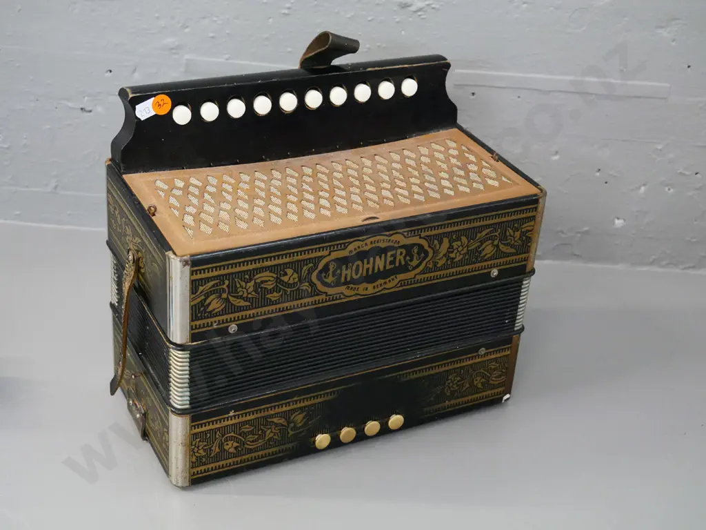 vintage Hohner button accordion 260 x 280 x 160 Image 1++