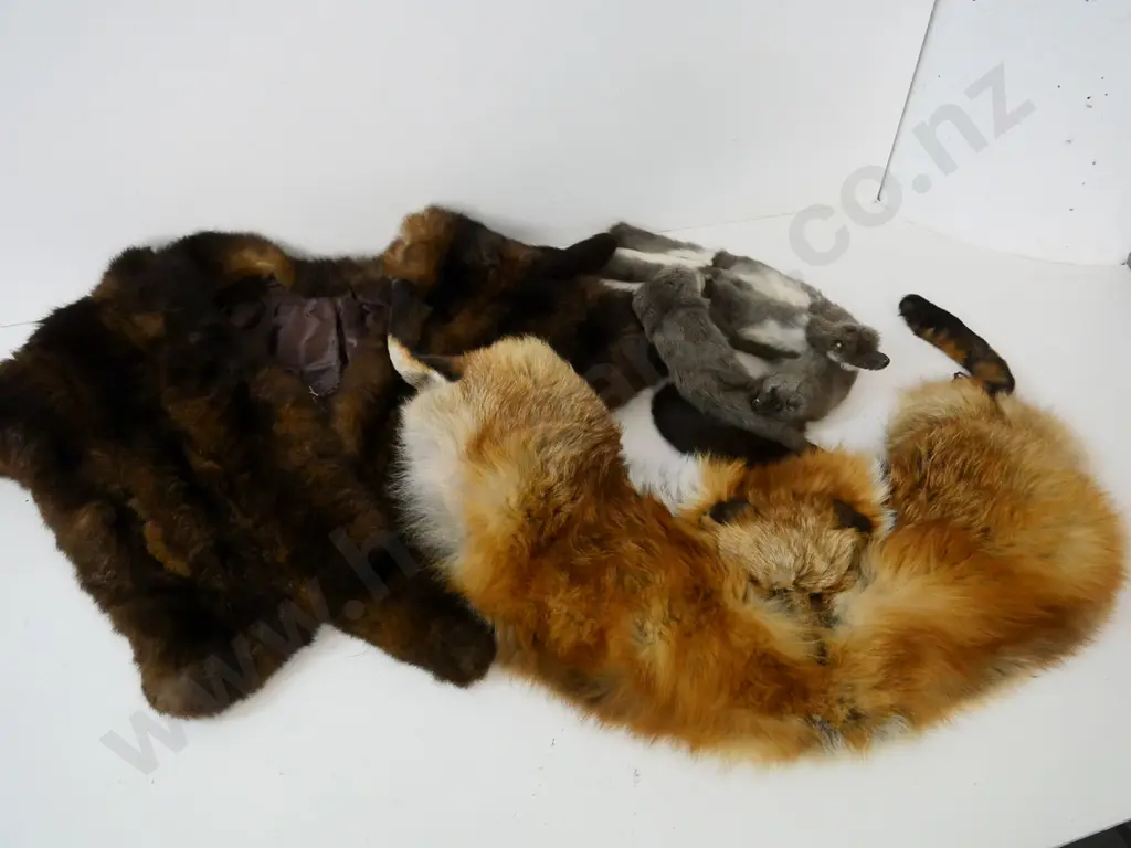 3 fur items - fox stole, fox neck piece and fur cape Image 1++