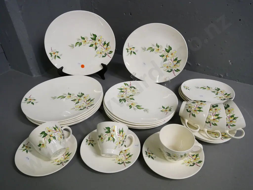 Wood & Son retro floral pattern 6-place dinner set, missing 2 side plates Image 1++