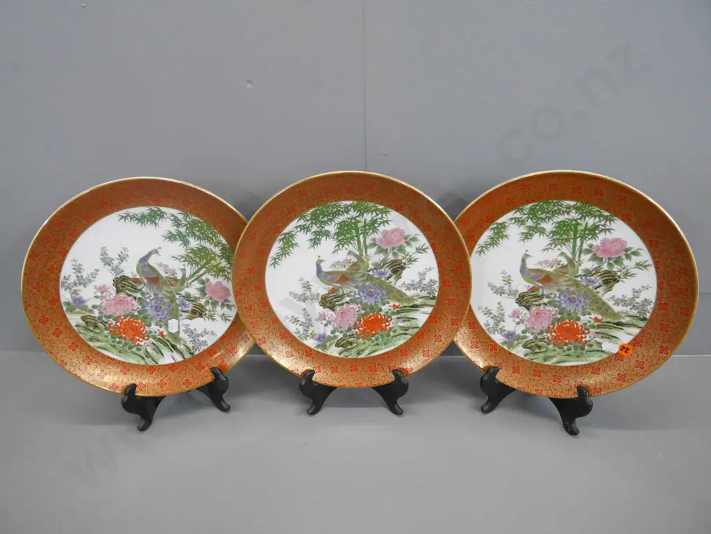 3x oriental peacock cabinet plates Diam-260 Image 1++