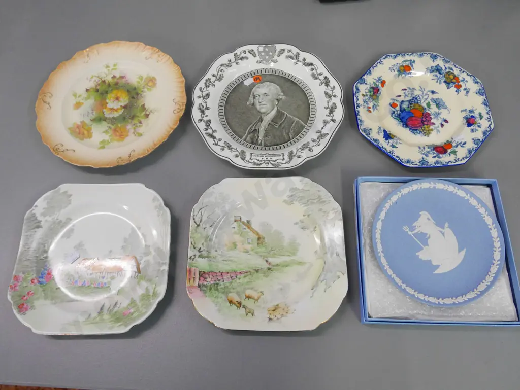 6x cabinet plates, including boxed Wedgwood Jasperware Britannia plate Image 1++