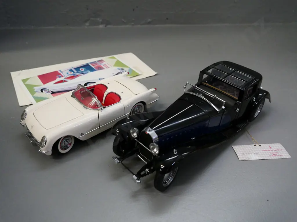 2 Franklin Mint 1:24 scale metal & plastic model cars: 1930 Bugatti Royal Coupe Napoleon L260 & 1964 Corvette Image 1++