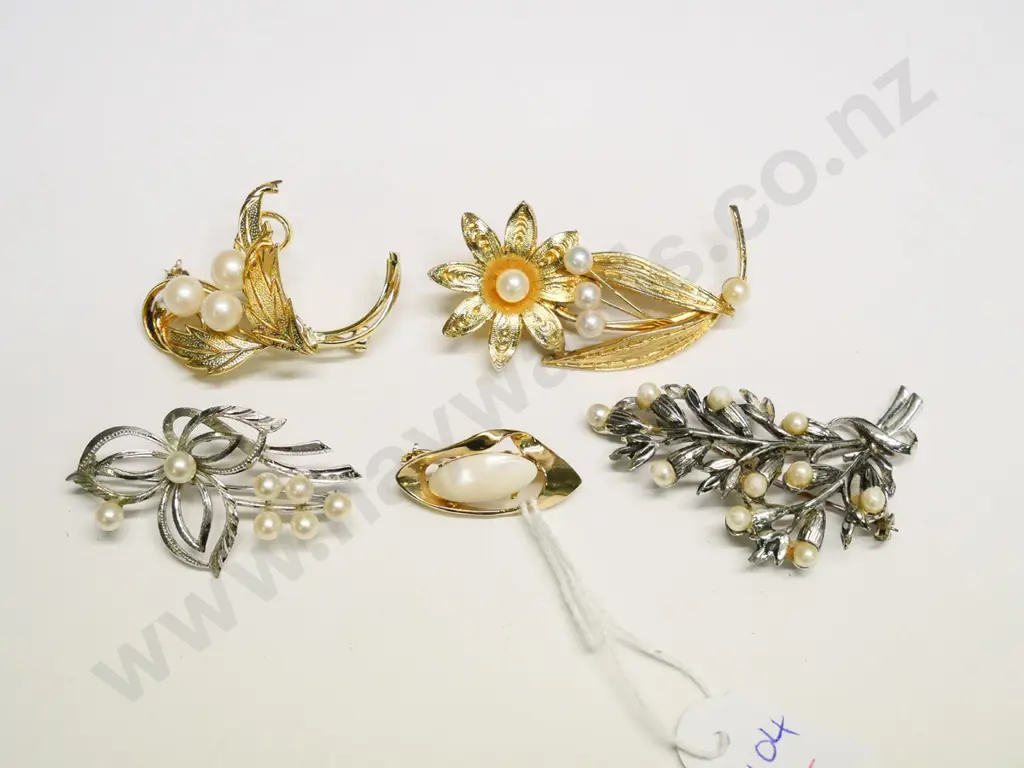 5 costume brooches Image 1++