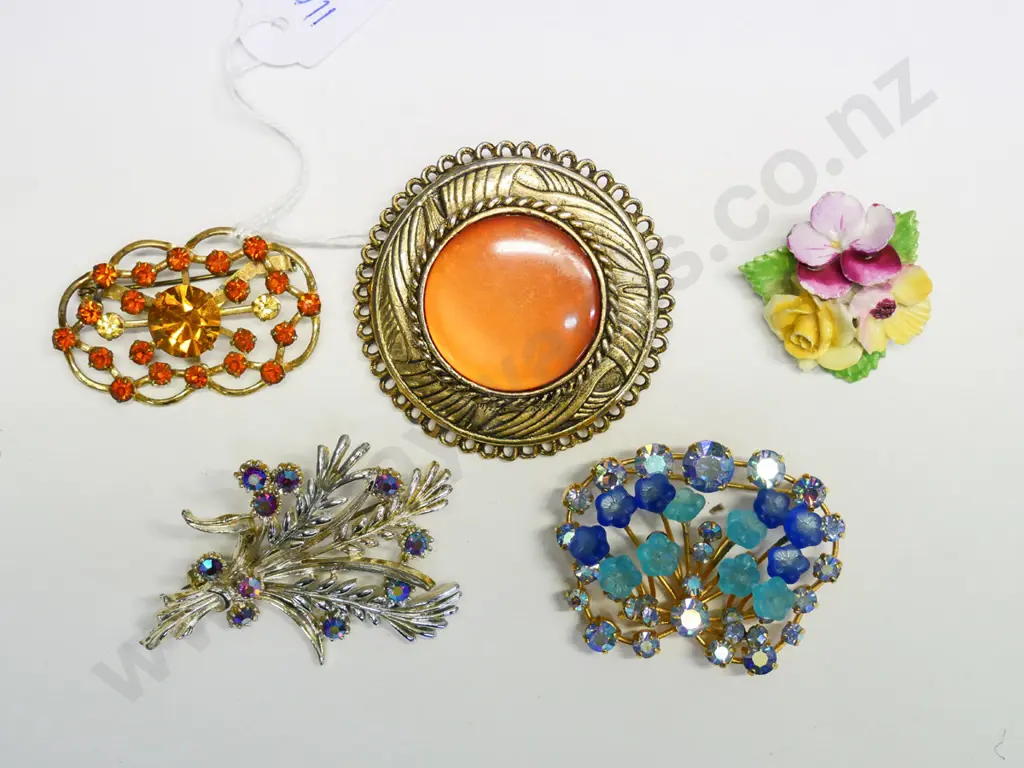 5 costume brooches Image 1++
