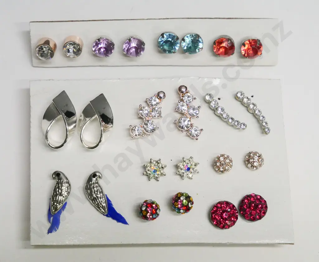 12 assorted pairs of earrings Image 1++