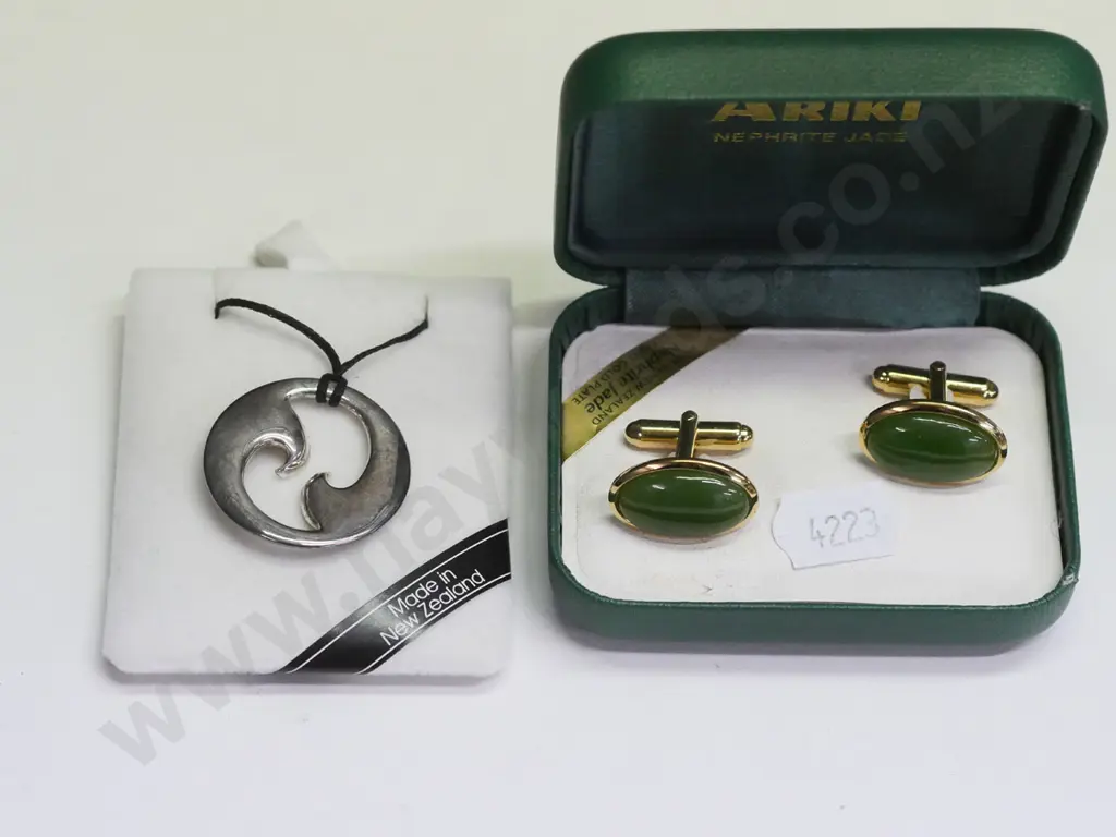 silver pendant & pair of greenstone cufflinks Image 1++