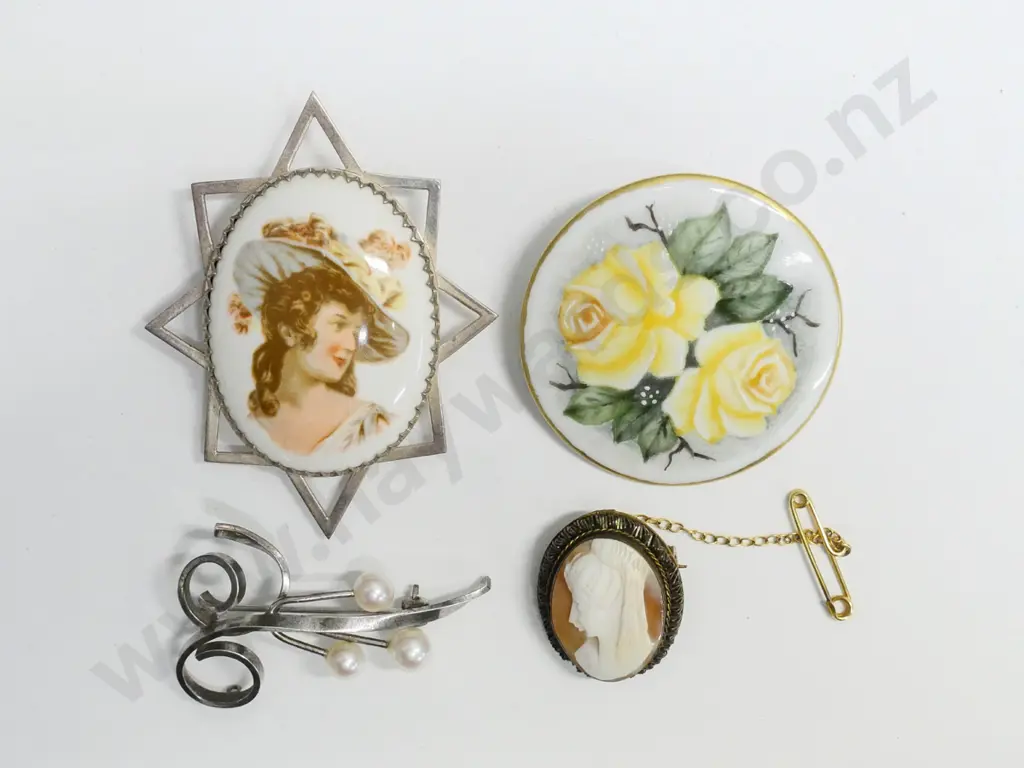 4 costume brooches Image 1++
