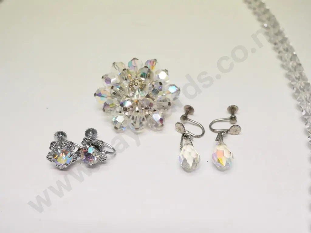 crystal necklace, crystal brooch & 2 pairs crystal earrings Image 1++