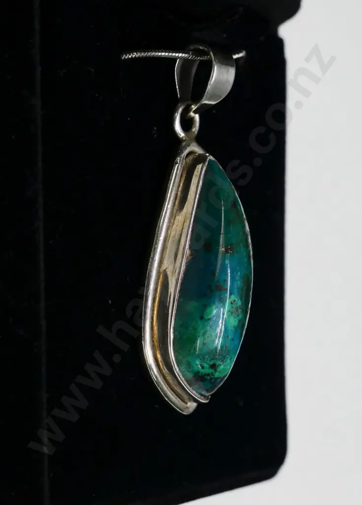 silver & a green stone pendant stamped 925 Image 1++