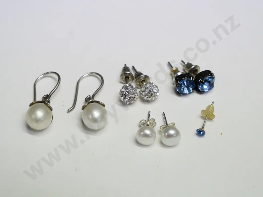 4 pairs of earrings & 1 single stud earring Image 1++