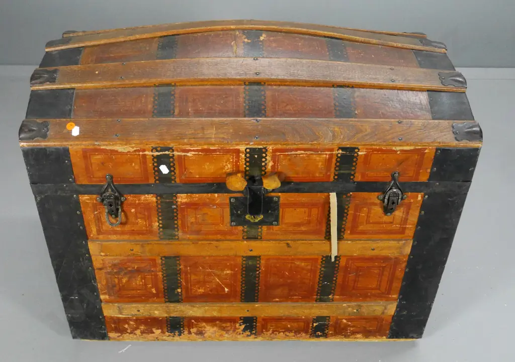 antique arch-top travel trunk with wood and metal strapping, missing 1 end and front handle H-620 W-780 D-480 Image 1++