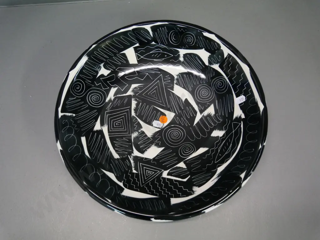 Petra Potz New Zealand hand-painted black and white studio pottery bowl D-340 Image 1++