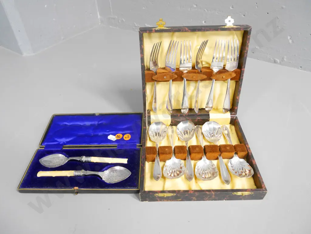 2 sets of cased cutlery Image 1++