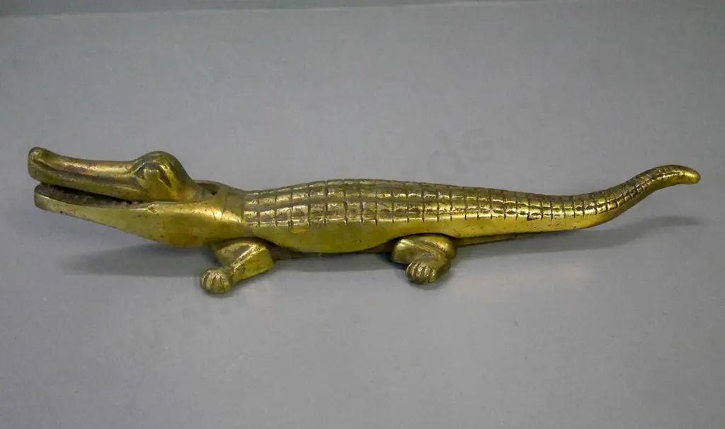 brass crocodile nutcracker L-380 Image 1++