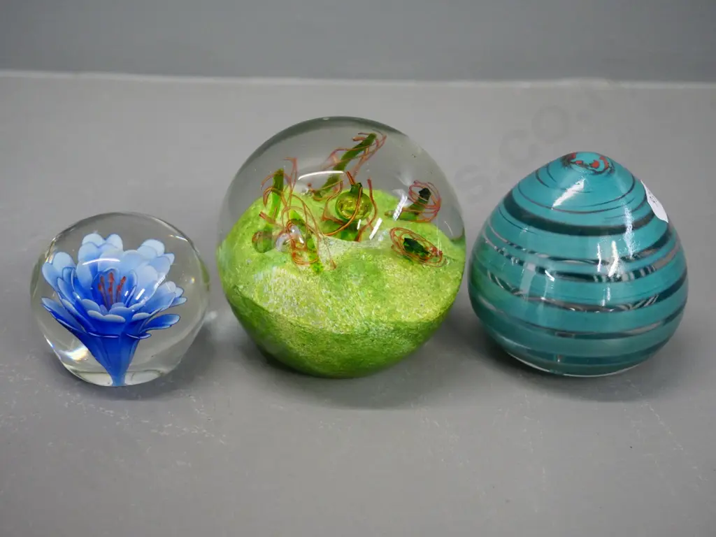 3 art glass paperweights - largest is Diameter 100 Image 1++