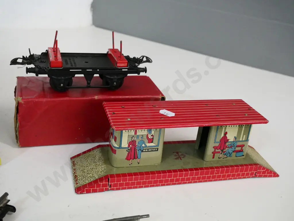 vintage Hornby train set in original box - including locomotive, 2 carriages, points & track, tin station platform etc, Image 1++