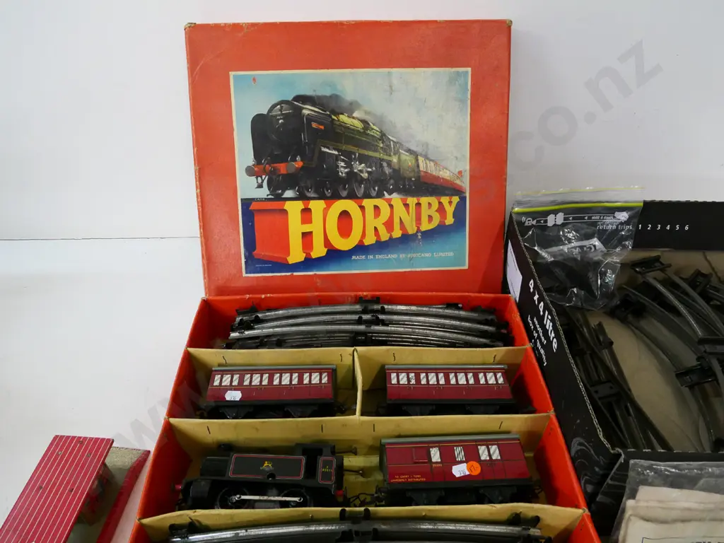vintage Hornby train set in original box - including locomotive, 2 carriages, points & track, tin station platform etc, Image 1++