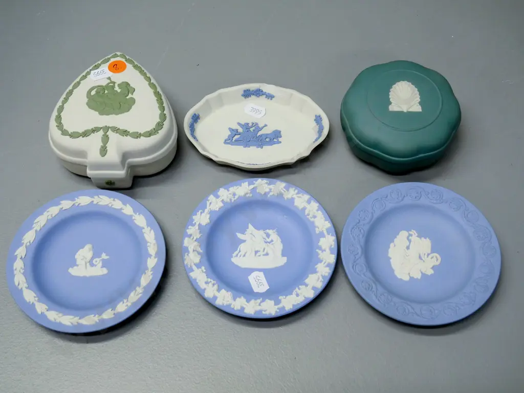 6 pieces of Wedgwood Jasperware including 2 jewellery boxes, one in green shell pattern Image 1++