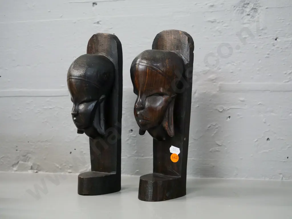 pair of African carved wood figures / book-ends H-280 Image 1++