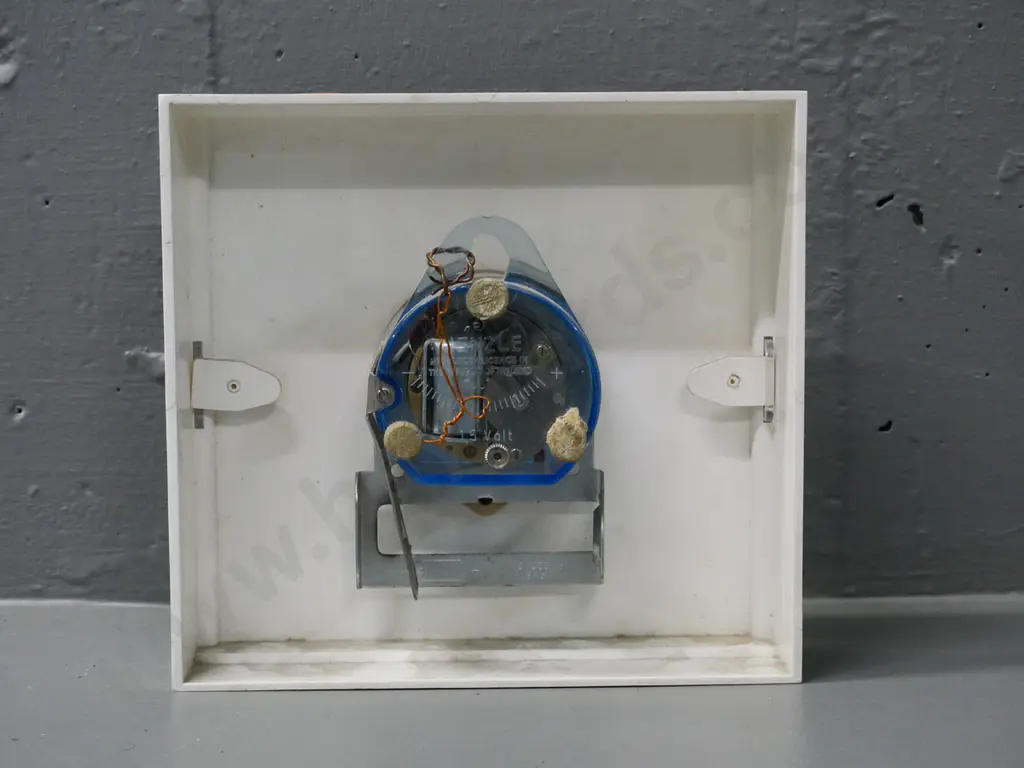 retro plastic cased Timemaster wall clock - movement takes D-size battery H-160 W-170 Image 1++