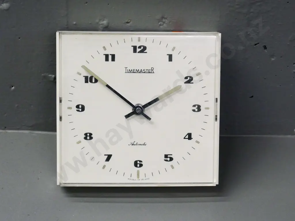retro plastic cased Timemaster wall clock - movement takes D-size battery H-160 W-170 Image 1++
