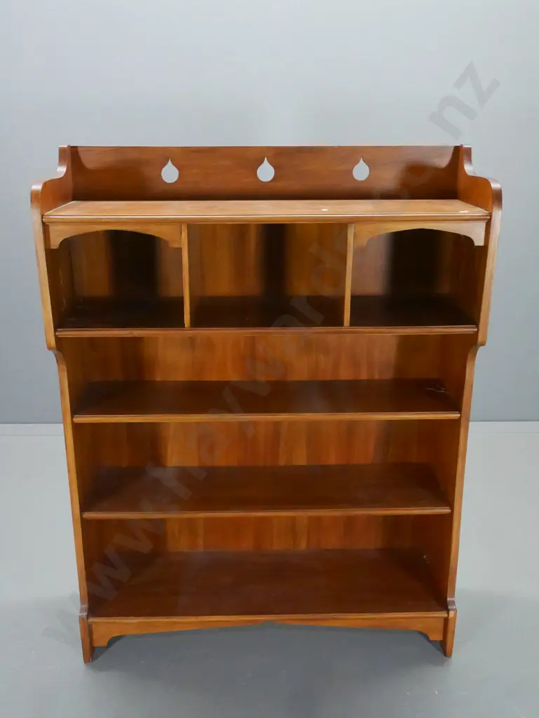 deco rimu bookcase with keyhole cutouts - small chip to top H-1270 W-950 D-290 Image 1++
