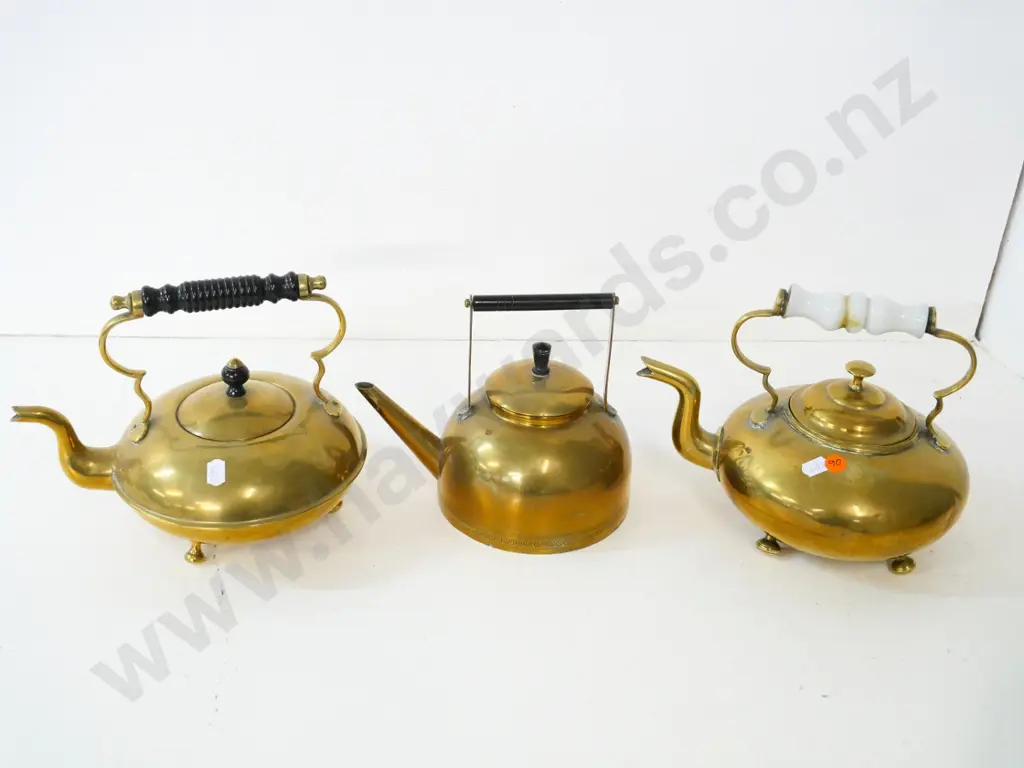 3 brass teapots - 2 w/bakelite handles, one with white ceramic handle with mend, tallest is H-200 Image 1++