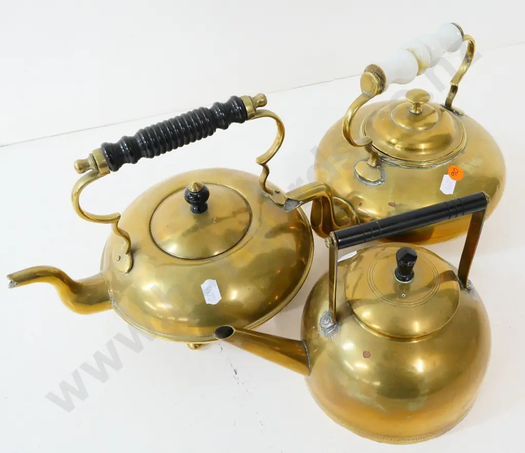 3 brass teapots - 2 w/bakelite handles, one with white ceramic handle with mend, tallest is H-200 Image 1++