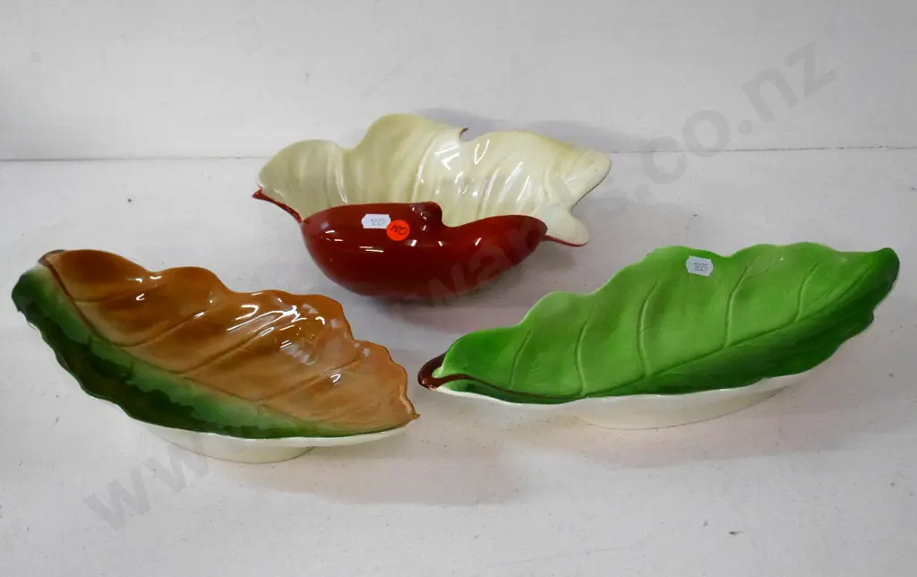 3 leaf dishes - Carlton Ware, 2x Royal Winton Image 1++