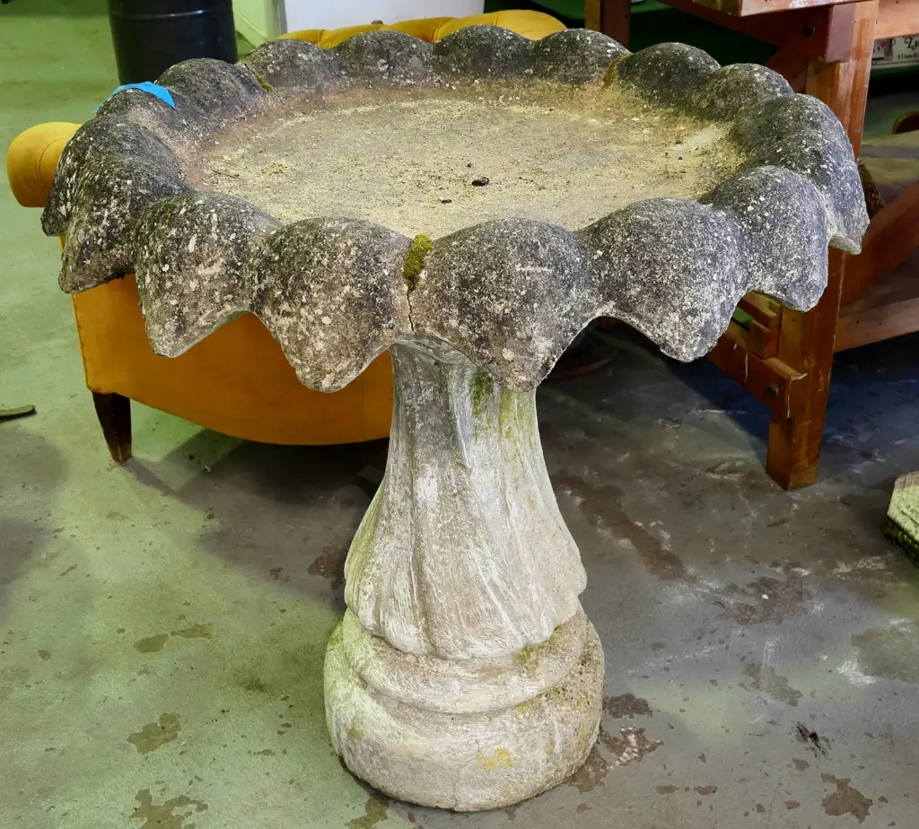 large concrete pedestal water lily shape bird bath - some cracks and wear. H-880 Diameter 880 Image 1++