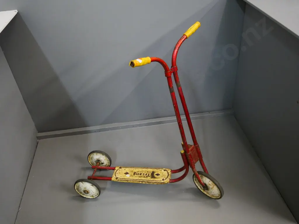 vintage Triang 3-wheel scooter - wear to handles and some corrosion H-760 L-700 Image 1++