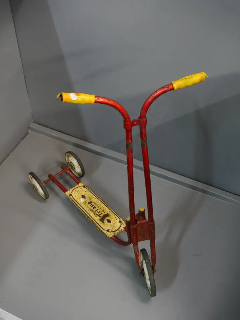 vintage Triang 3-wheel scooter - wear to handles and some corrosion H-760 L-700 Image 1++