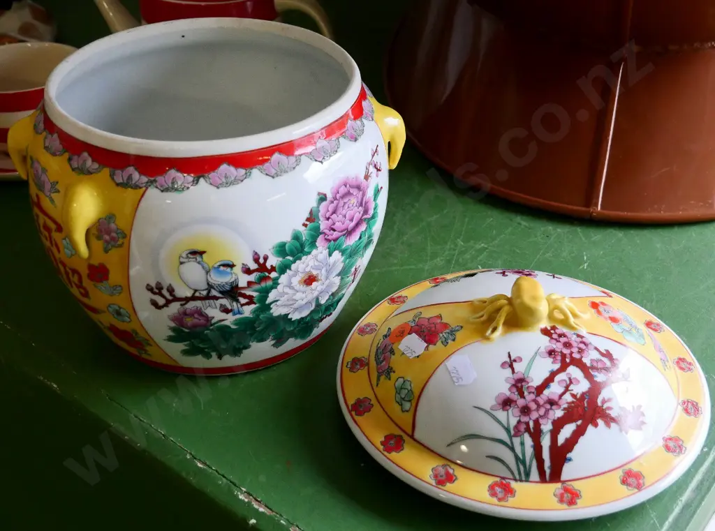 Asian cover pot with spider knob H-230 Diam-200 Image 1++