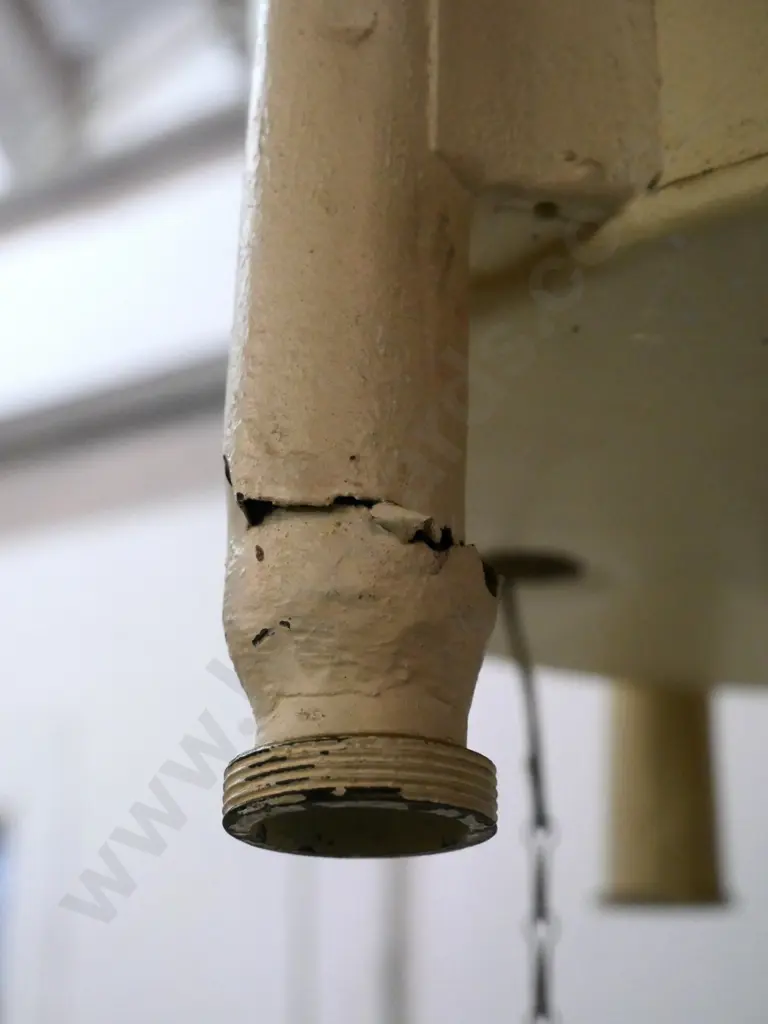vintage painted tin shower cistern with ceramic pull handle, hanging chains - damage to leg/connector H-280 W-490 D-400 Image 1++