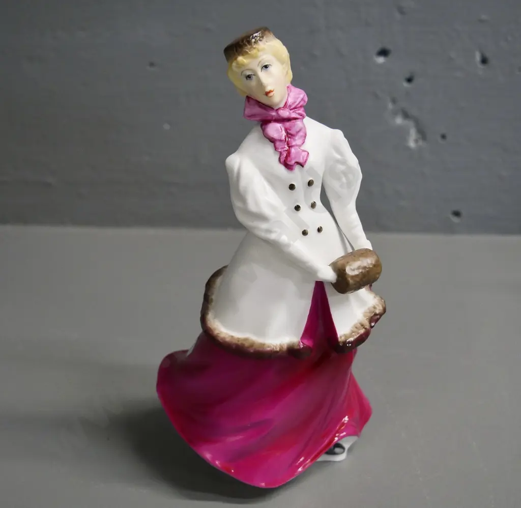 Royal Worcester 'Winter Waltz' figure H-180 Image 1++