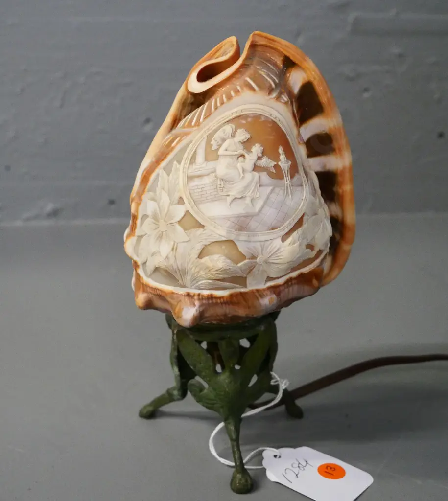 carved shell cameo lamp on metal stand H-220 Image 1++