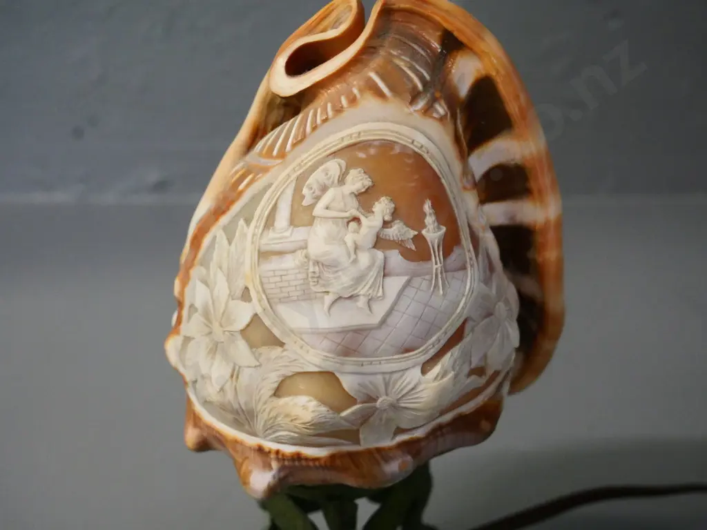 carved shell cameo lamp on metal stand H-220 Image 1++