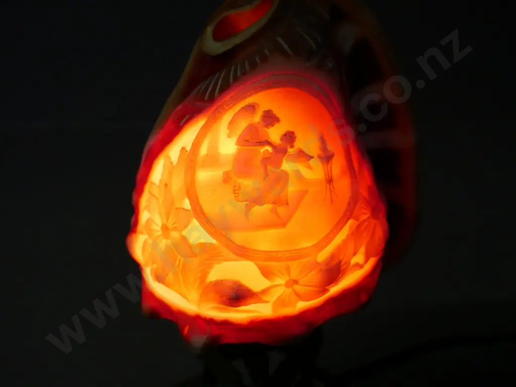 carved shell cameo lamp on metal stand H-220 Image 1++