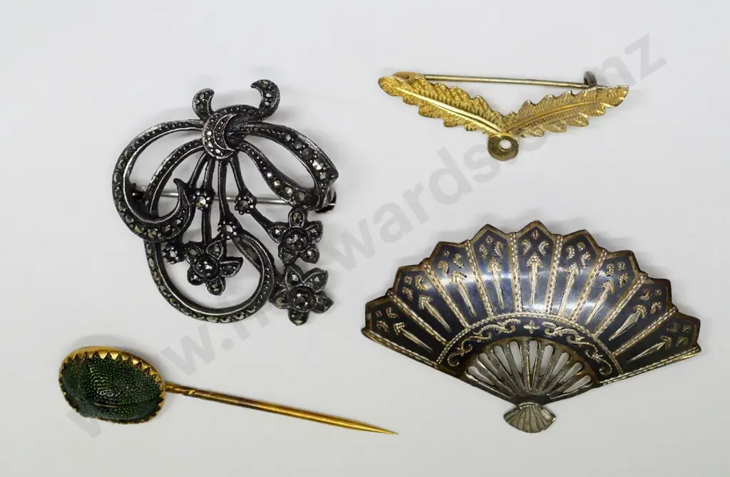 4 asstd brooches Image 1++