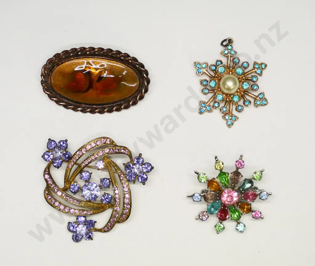 4 costume brooches Image 1++