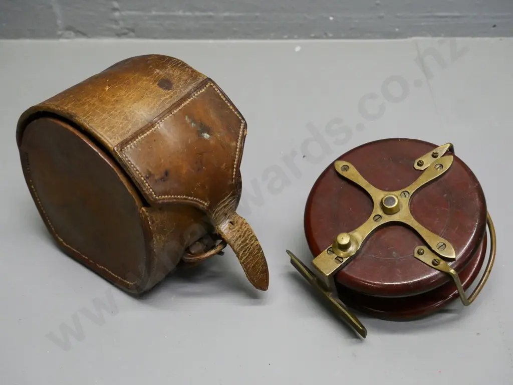 wood and brass fishing reel with horn or bone handles, leather case - no maker's marks - diameter 100 Image 1++