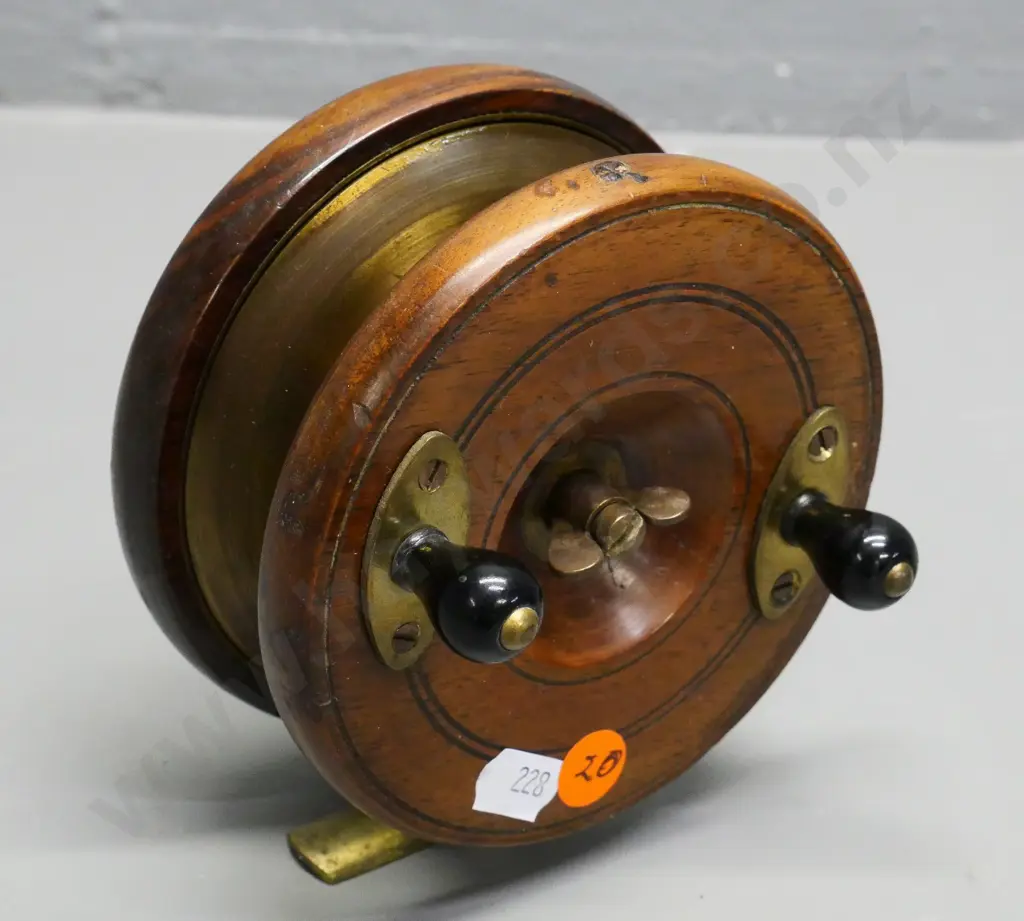 wood and brass fishing reel - no maker's marks - diameter 120 Image 1++