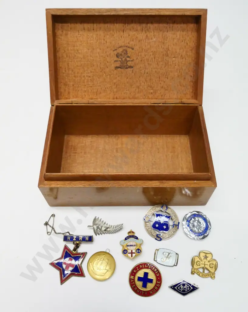 9 asstd badges - nurses, British Empire exhibition, girl guide etc in wooden box Image 1++