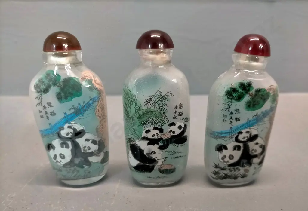 3 small Chinese scent bottles with in glass decoration H-70 Image 1++