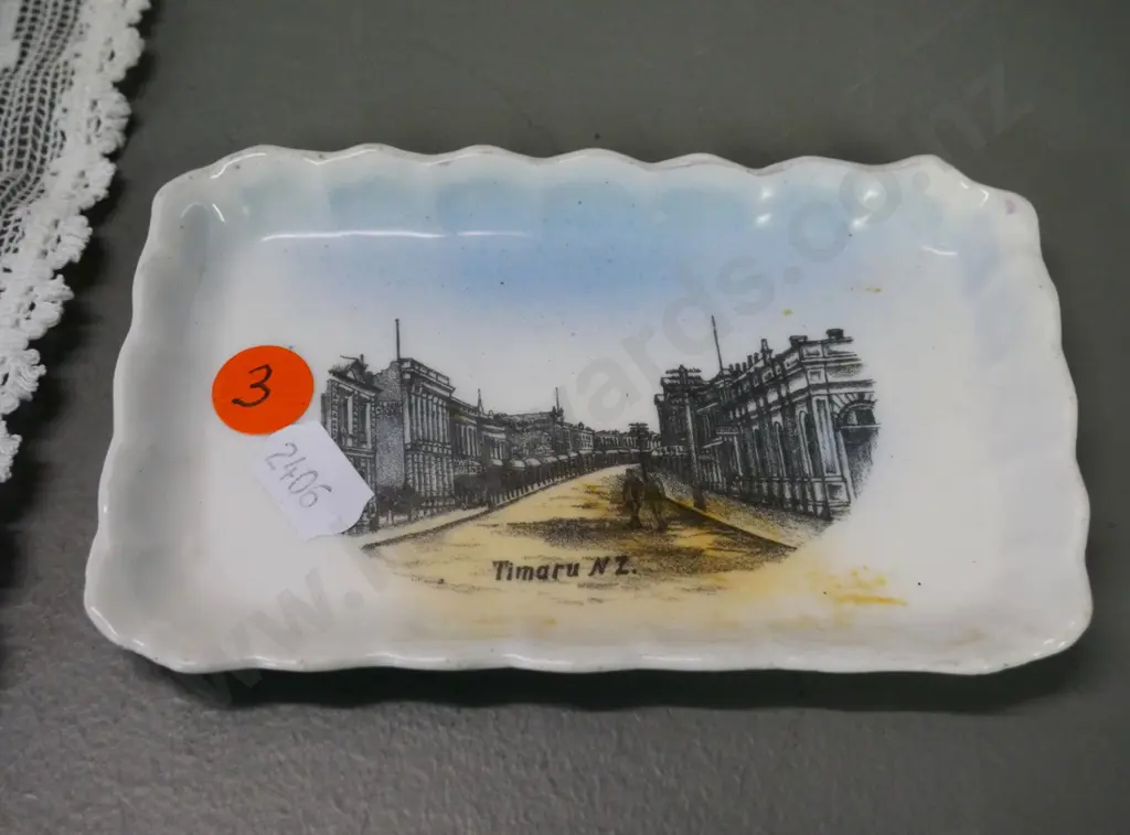 lacework 1940 New Zealand Exhibition souvenir and a Timaru pin dish, no maker's mark Image 1++