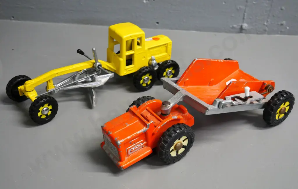 2 Fun Ho road work vehicles - early 1980s road scraper and newer grader, each approx L-280 Image 1++