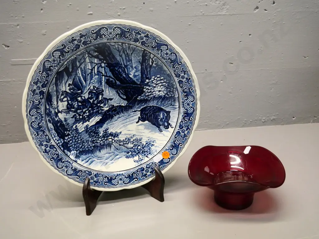 Boch Delft display plate D-300 and a red glass bowl Image 1++